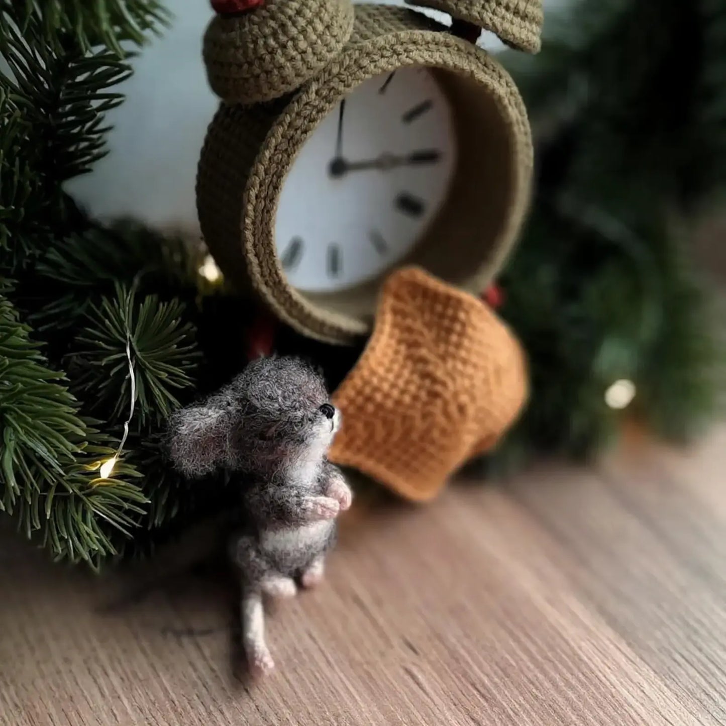 Mouse in the Clock – Christmas Amigurumi Crochet Pattern (PDF)
