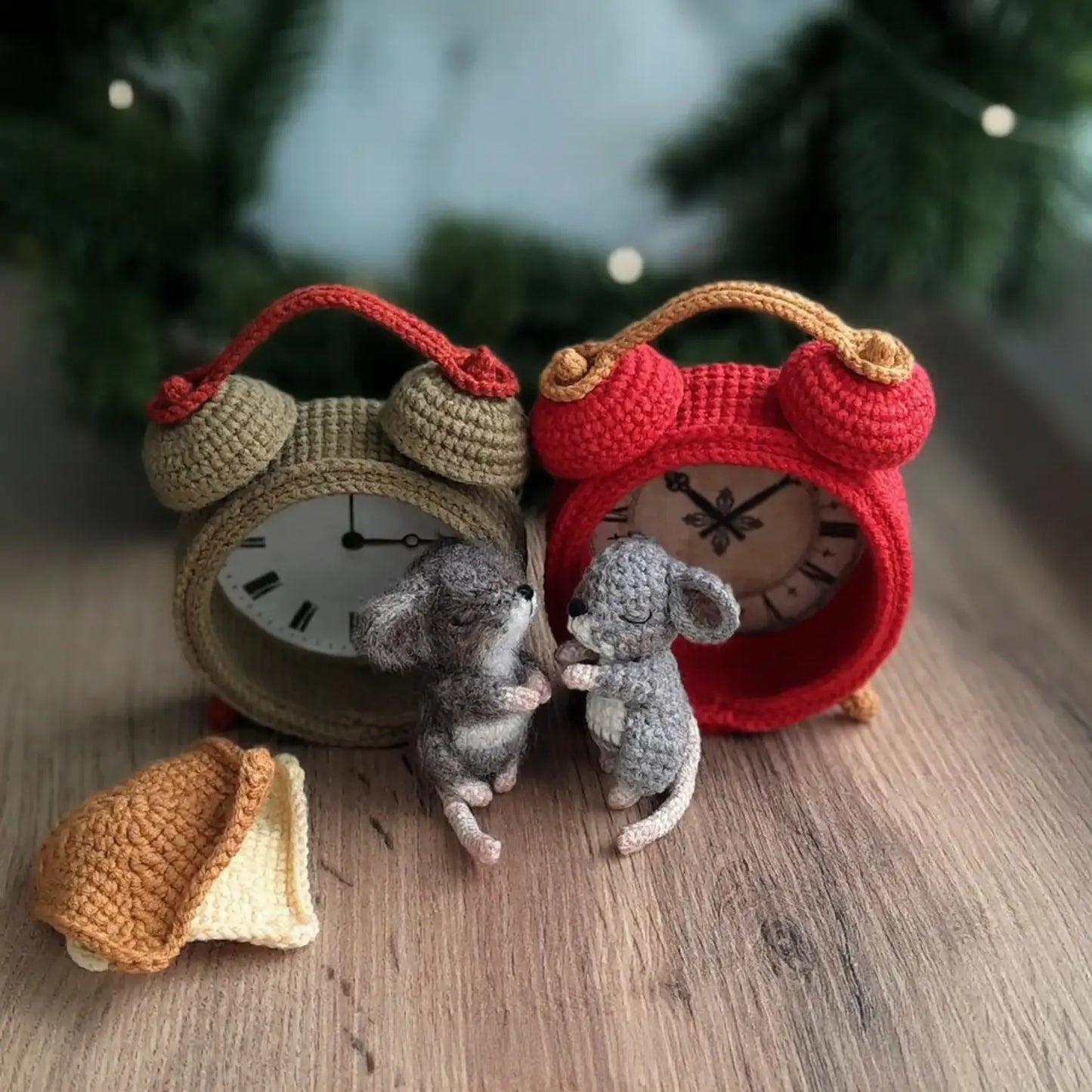 Mouse in the Clock – Christmas Amigurumi Crochet Pattern (PDF)