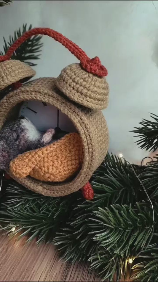Mouse in the Clock – Christmas Amigurumi Crochet Pattern (PDF)